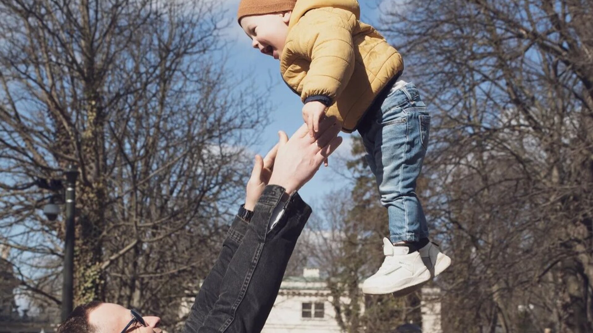 Семейная фотосессия в парке — естественный смех