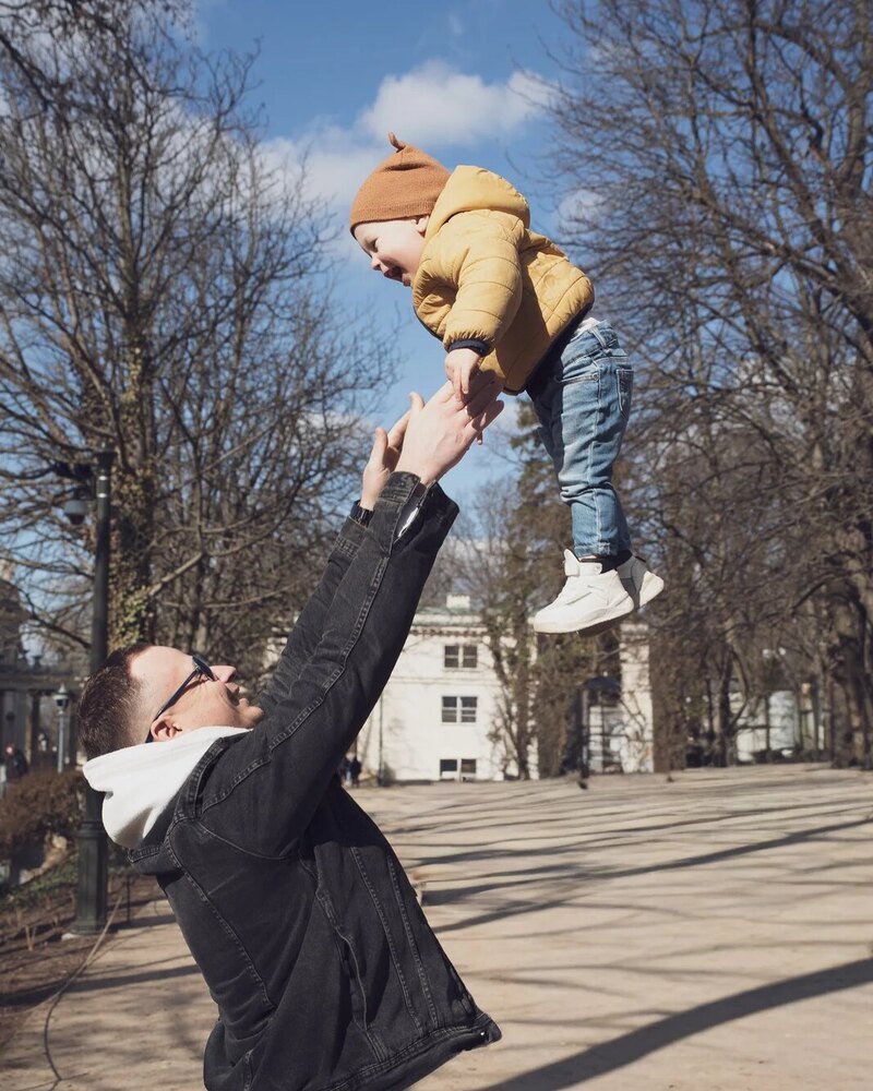 Семейная фотосессия в парке — естественный смех